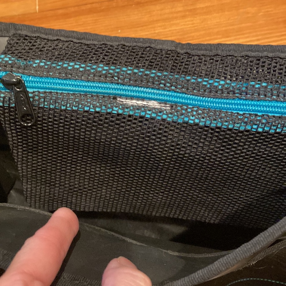 RE3 (recycle-renew-reuse) Rubber Tire Tube Messanger Bag Black/Turquoise - Picture 10 of 14